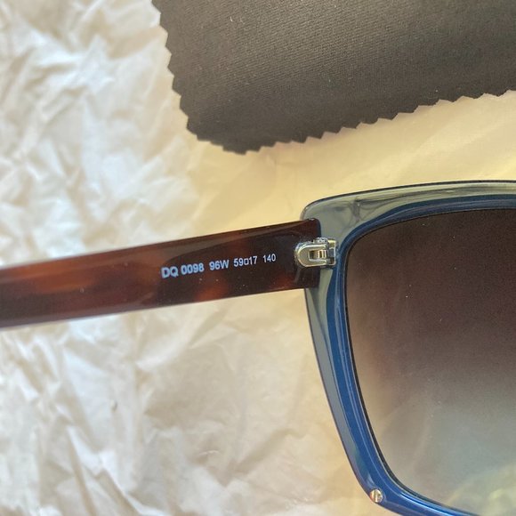 DSquared2 DQ0098 tipped tortoise arms gradient lens blue framed sunglasses main image 9
